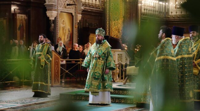 Митрополит Арсений возглавил богослужение в Храме Христа Спасителя на Троицу