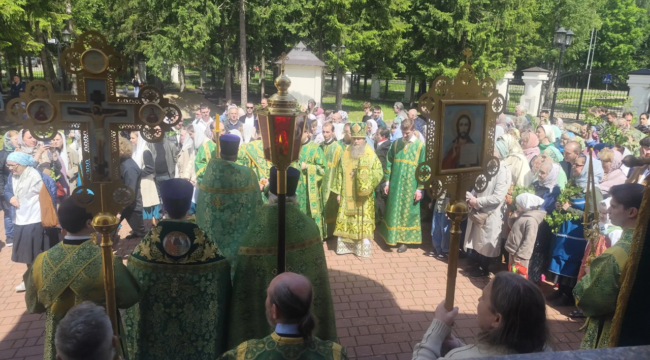 Епископ Силуан возглавил престольный праздник в храме Троицы в Троицке