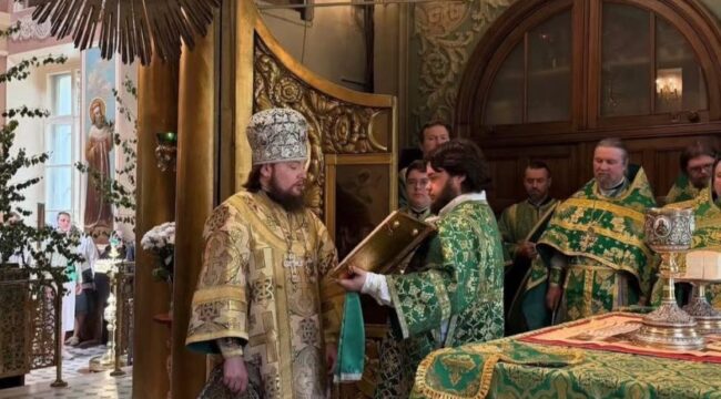 Епископ Истринский Серафим возглавил Литургию в храме Сошествия Святого Духа на Даниловском кладбище