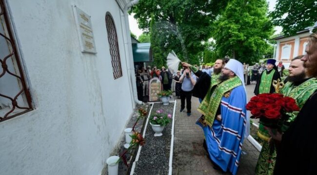 В Снетогорском монастыре освятили мемориальные доски в честь архипастырей и Пушкина