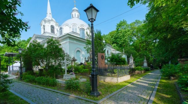 В день памяти Ксении Петербургской на Смоленском кладбище почтили святую