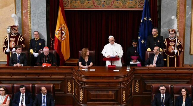 Лев XIV встретился с парламентариями Испании