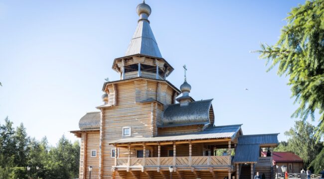 Наместник Троице-Сергиевой лавры освятил Сергиевский храм на подворье «Гремячий ключ»