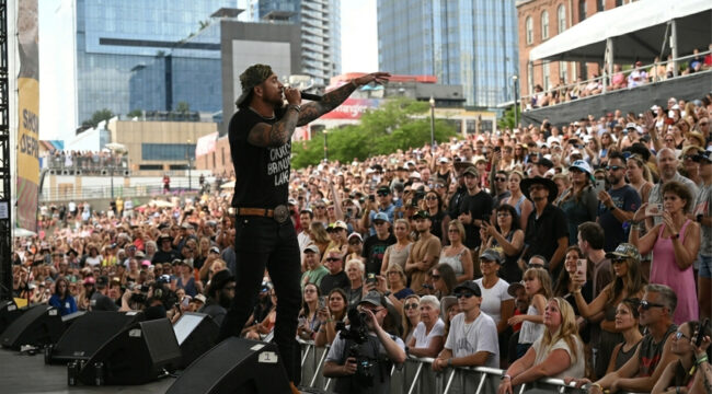 Брэндон Лейк: Ковбойская церковь на CMA Fest собрала огромную толпу