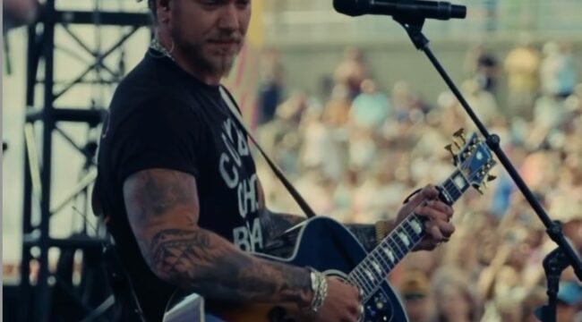 Брэндон Лейк прервал концерт Cowboy Church на CMA Fest, чтобы помолиться за упавшую в обморок женщину: «Это важнее»