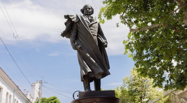 В Симферополе открыли памятник Гоголю
