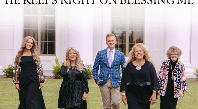 Новая песня семьи Роджерс «He Keeps Right On Blessing Me» напоминает о Божьих благословениях