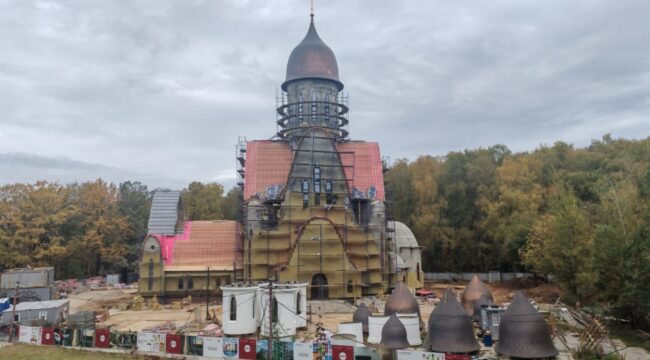 В храме Вознесения Господня в Бачурине продолжаются фасадные и кровельные работы