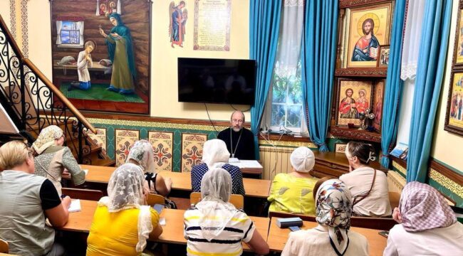 В Сергиевском благочинии прошел обучающий семинар для работников свечных лавок