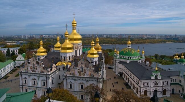 В результате ударов РФ по Киеву загорелся Успенский собор