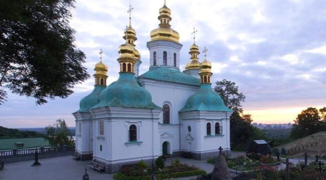 Сотрудники заповедника захватили храм Рождества Богородицы в Киево-Печерской лавре