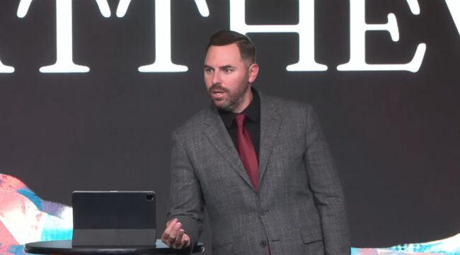 Женатый пастор и кандидат в Конгресс Джексон Ламайер, поддержанный Трампом, признался в переписке с другой женщиной