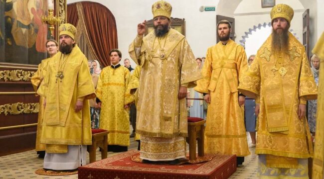 Митрополит Звенигородский Арсений сослужил митрополиту Псковскому Матфею за литургией в Троицком соборе