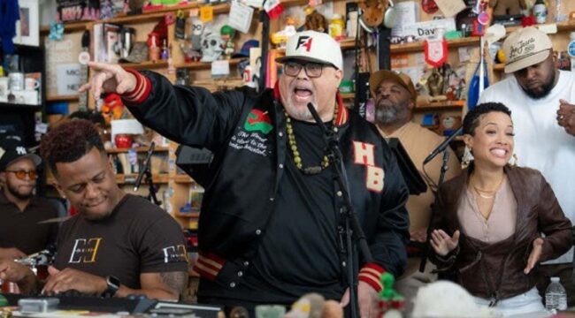 Фред Хаммонд выступает на Tiny Desk от NPR в честь месяца черной музыки