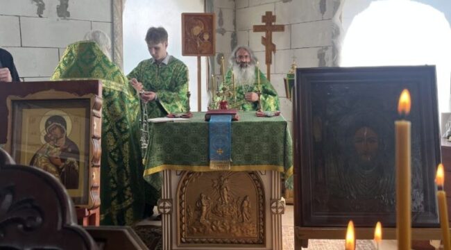 В строящемся Успенском храме в Жуковке прошла первая литургия