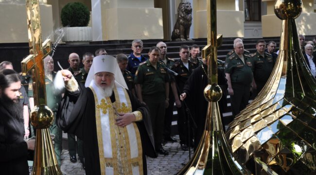 Митрополит Кирилл освятил купола и кресты храма при штабе МТО ВС РФ в Москве