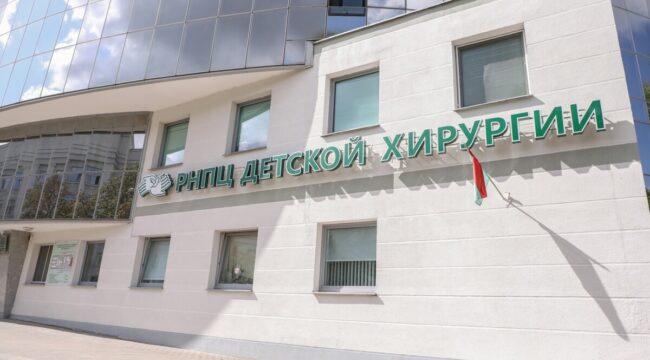 Митрополит Минский Вениамин навестил пострадавших от атаки БПЛА детей в центре детской хирургии