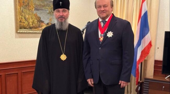Митрополит Сергий вручил орден Александра Невского послу России в Таиланде