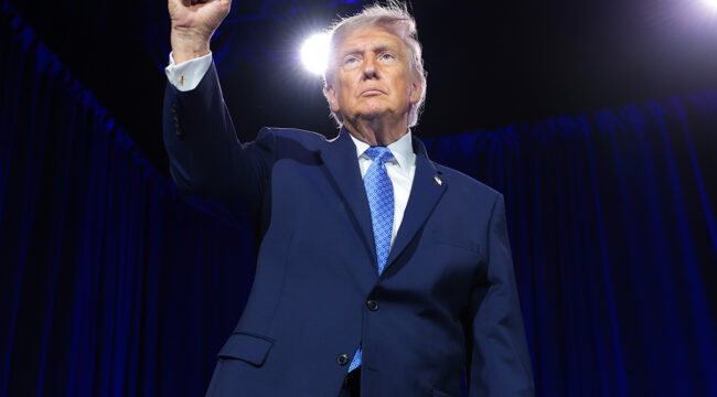 Трамп хвалится усилиями по защите религиозной свободы, предупреждает о "безбожных коммунистах" на конференции Road to Majority