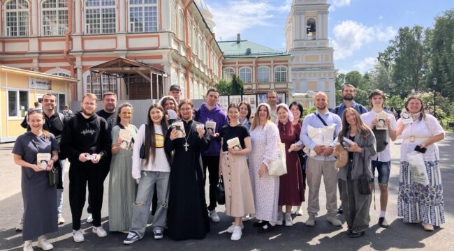 Глава уличной миссии Московской епархии возглавил молодежную поездку в Санкт-Петербург
