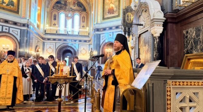 Благодарственный молебен для выпускников православных школ прошел в храме Христа Спасителя