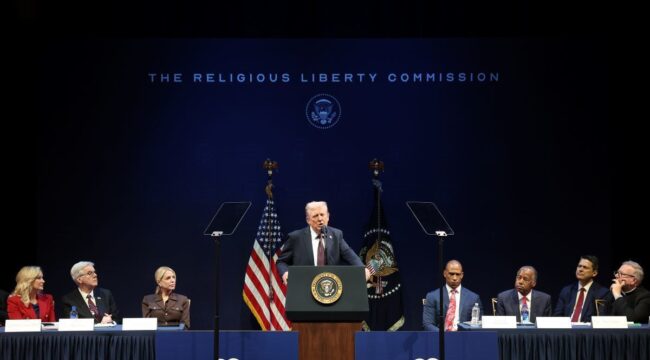 Комиссия Белого дома по религиозной свободе передала Трампу доклад о растущих угрозах вере