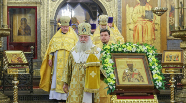 Митрополит Каширский Феогност возглавил литургию в Успенском соборе Кремля