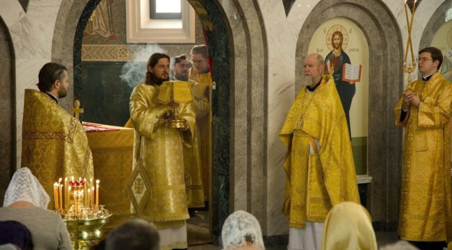 Епископ Раменский Алексий возглавил Литургию в храме святителя Стефана Пермского в Южном Бутове