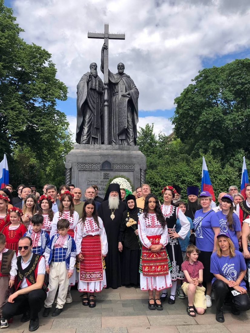 На Славянской площади совершено молебное пение в день памяти Кирилла и Мефодия