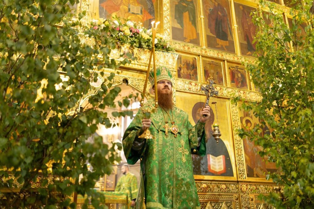 Епископ Бронницкий Иоанн возглавил престольные торжества в храме Живоначальной Троицы в Старых Черемушках