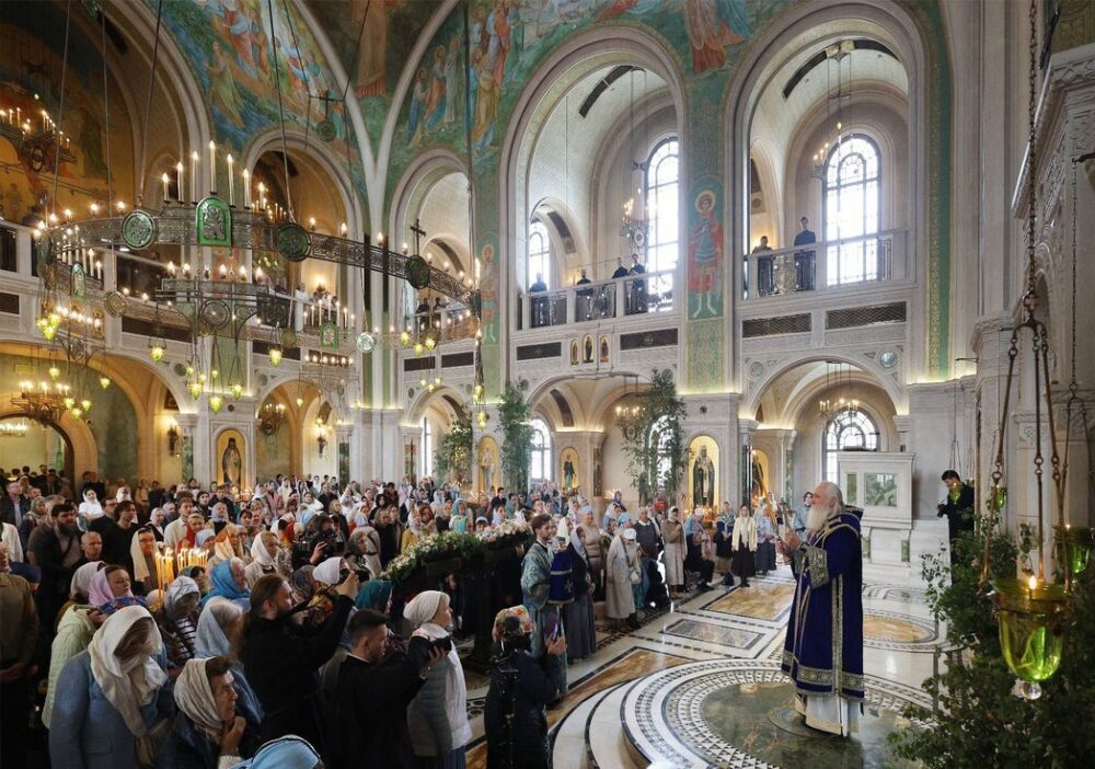 Митрополит Каширский Феогност возглавил Литургию в Сретенском монастыре в праздник Владимирской иконы Божией Матери и принял участие в торжественном выпуске студентов Сретенской академии