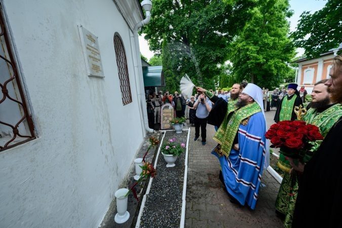 В Снетогорском монастыре освятили мемориальные доски в честь архипастырей и Пушкина