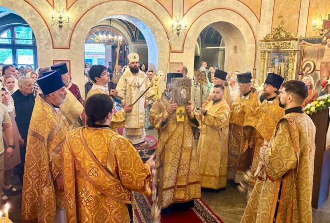 Митрополит Арсений возглавил престольный праздник в храме Всех святых на Кулишках