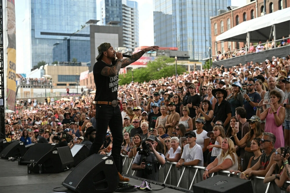 Брэндон Лейк: Ковбойская церковь на CMA Fest собрала огромную толпу
