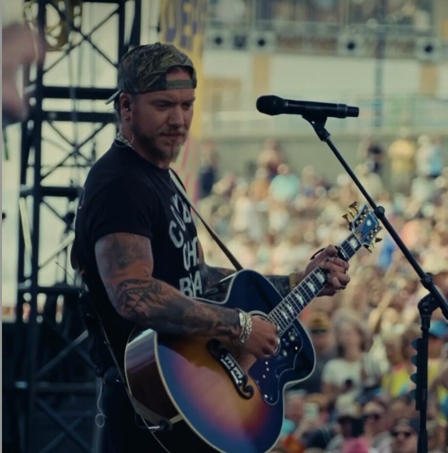 Брэндон Лейк прервал концерт Cowboy Church на CMA Fest, чтобы помолиться за упавшую в обморок женщину: «Это важнее»