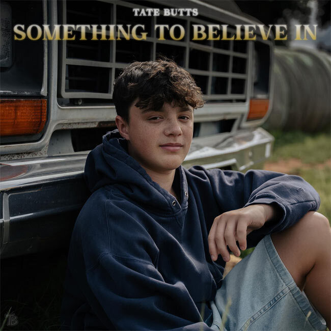 Юная сенсация Тейт Баттс объявляет о выходе дебютного EP «Something To Believe In» 10 июля