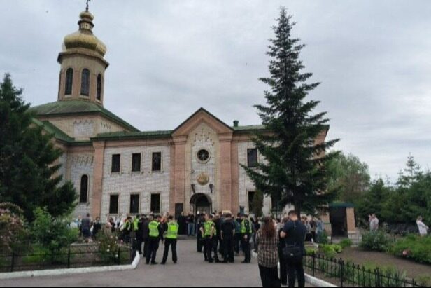 В Кременчуге рейдеры захватили храм Украинской Православной Церкви