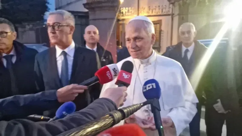 Папа Лев XIV защищает журналистику от чумы «фейковых новостей»