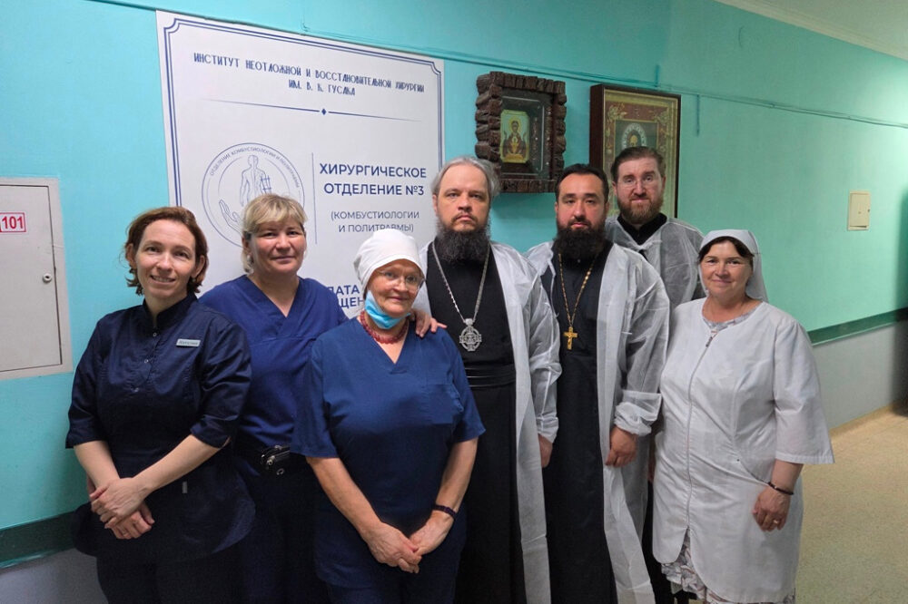 Епископ Сергий посетил раненых в донецком госпитале