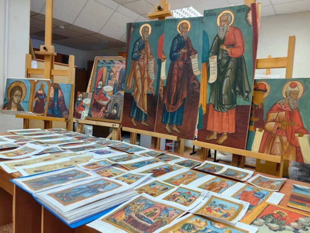 Иконописцы ПСТГУ воссоздали иконостас сгоревшей Успенской церкви в Кондопоге