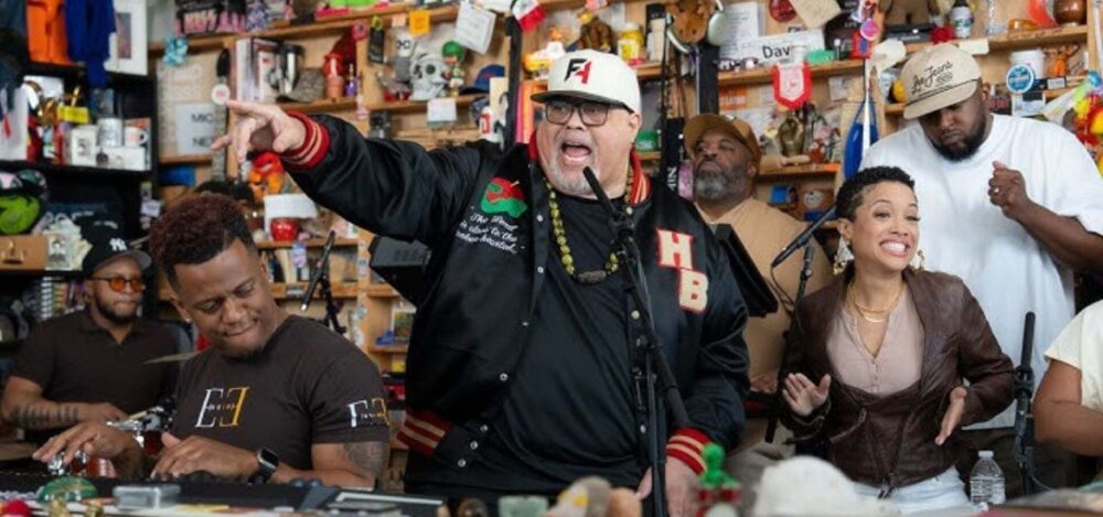Фред Хаммонд выступает на Tiny Desk от NPR в честь месяца черной музыки