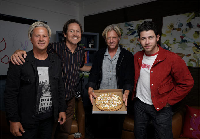 Группа Switchfoot, обладатель премии «Грэмми», дебютирует на сцене Grand Ole Opry 23 июля; Джонас Бразерс преподнесли сюрприз, сообщив новость