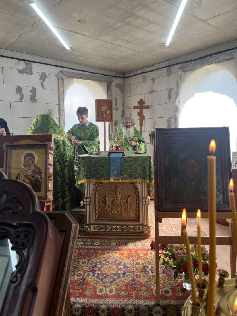 В строящемся Успенском храме в Жуковке прошла первая литургия