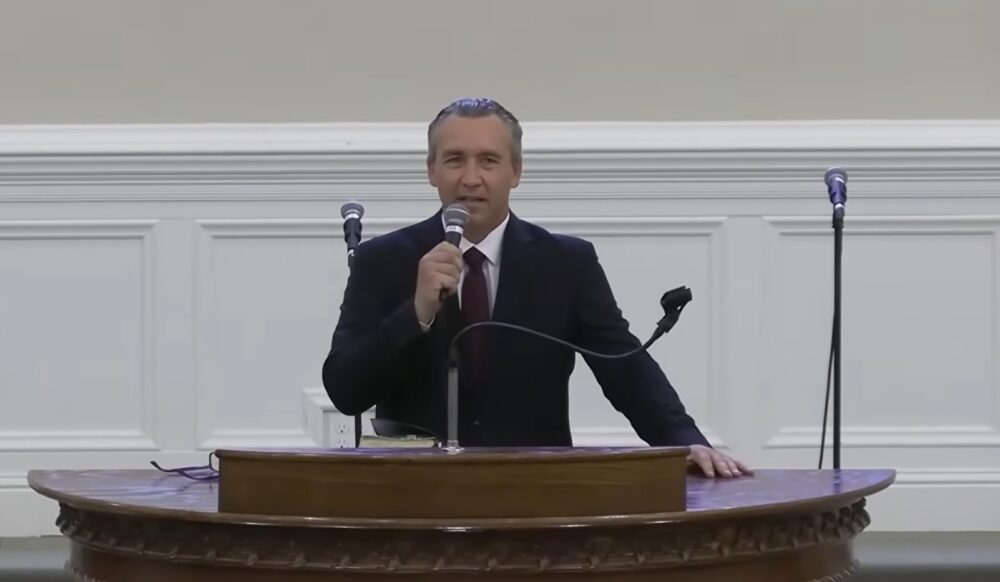 Пастор Тони Спелл заявил, что исполнил Писание, избив мужчину, угрожавшего его семье и церкви