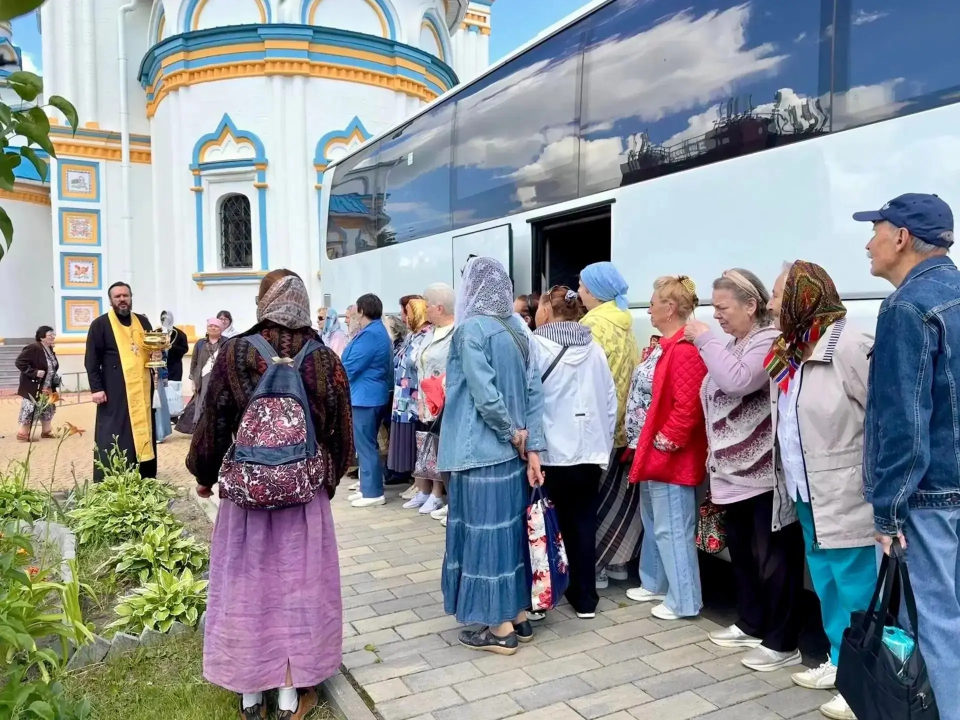 Первая автобусная экскурсия прихожан московского храма в рамках проекта «Московское долголетие»