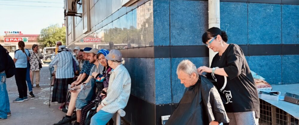 В Томске волонтеры «Церкви Прославления» начали бесплатно стричь бездомных