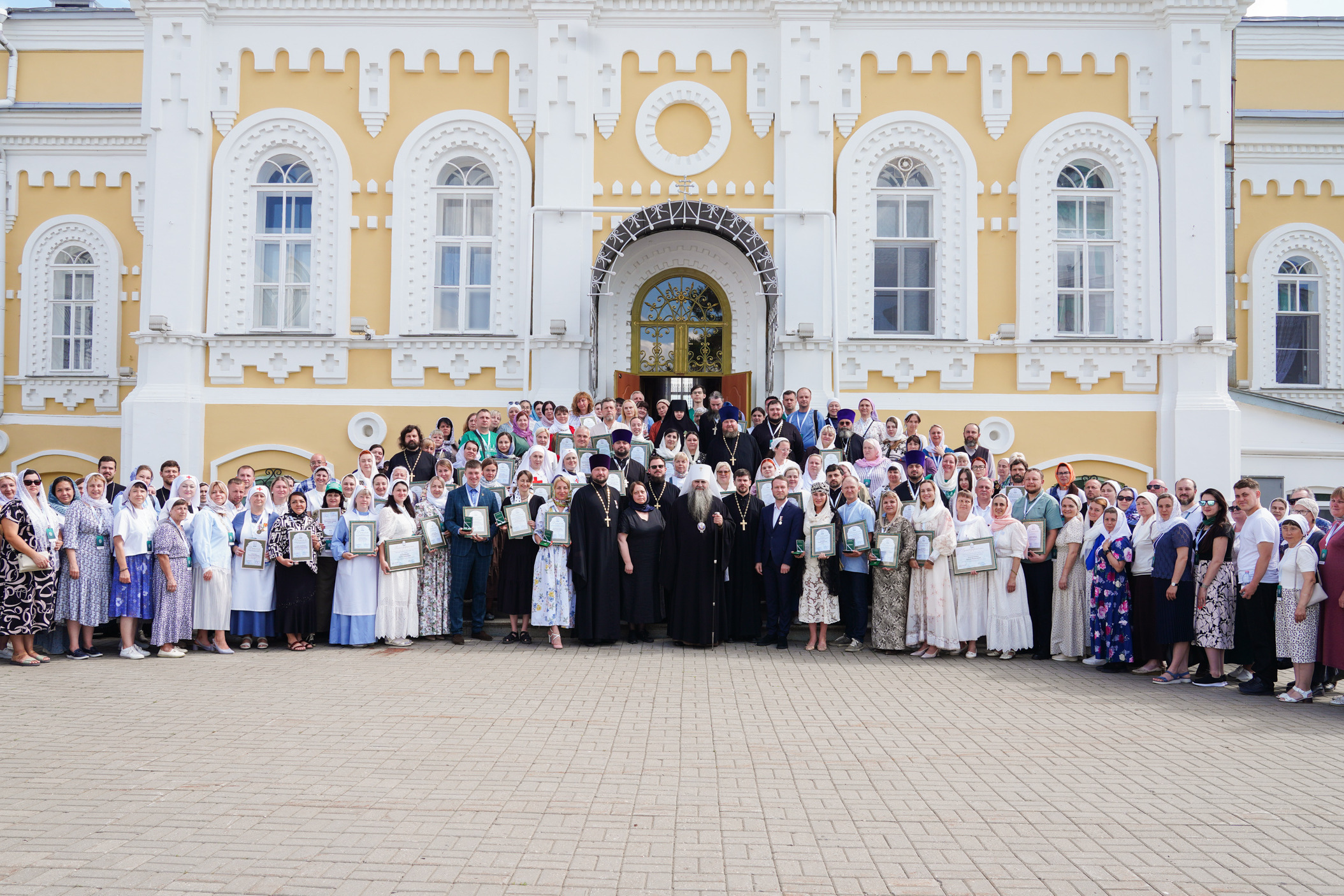 Митрополит Георгий наградил победителей конкурса «Волонтер преподобного Серафима Саровского»