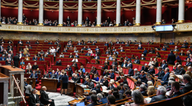 Национальное собрание вновь приняло законопроект о праве на помощь в умирании