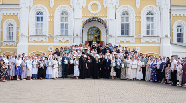 Митрополит Георгий наградил победителей конкурса «Волонтер преподобного Серафима Саровского»