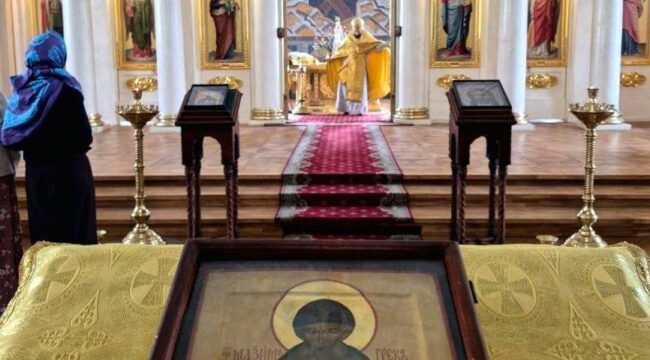 Литургия на двух языках прошла в храме при МГУ
